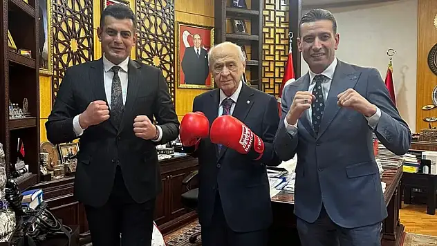 Bahçeli'den boks eldivenli dikkat çeken poz!