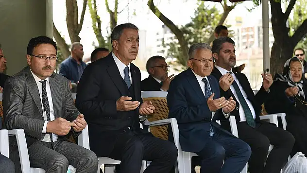 BAKAN AKAR, VALİ ÇİÇEK VE BAŞKAN BÜYÜKKILIÇ'TAN 'ŞEHİTLİK' ZİYARETİ