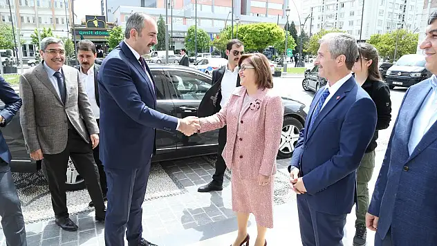 BAKAN GÜL, BAŞKAN FATMA ŞAHİN'İ KUTLADI