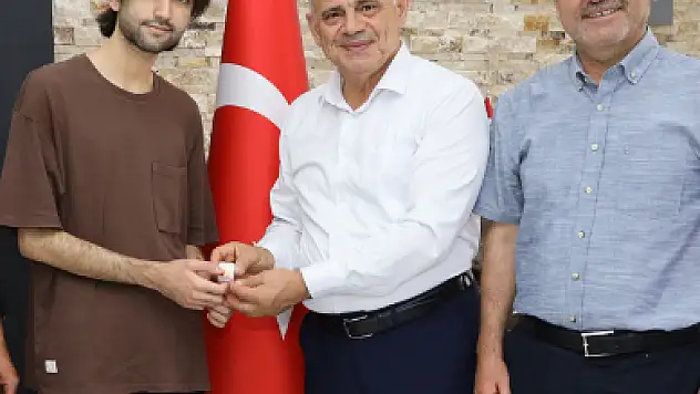 BAŞARILI ÖĞRENCİYE ALTIN HEDİYESİ