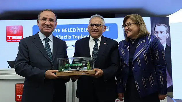 BAŞKAN BÜYÜKKILIÇ'A BAKAN BOZDAĞ'DAN ÇEVRE DOSTU ULAŞIM ÖDÜLÜ