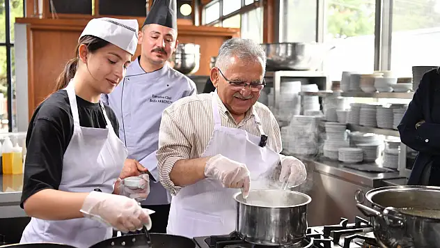 Başkan Büyükkılıç, atıksız katık projesiyle gençlerle çorba pişirdi