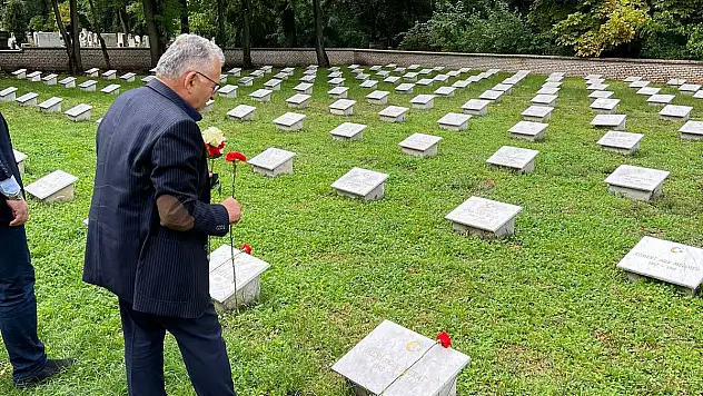 BAŞKAN BÜYÜKKILIÇ, GALİÇYA CEPHESİ TÜRK ŞEHİTLİĞİ'Nİ ZİYARET ETTİ