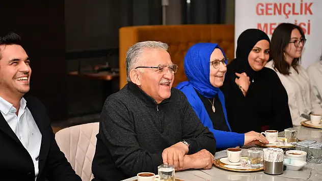 Başkan Büyükkılıç, gençlerle çay ve kahve eşliğinde buluştu