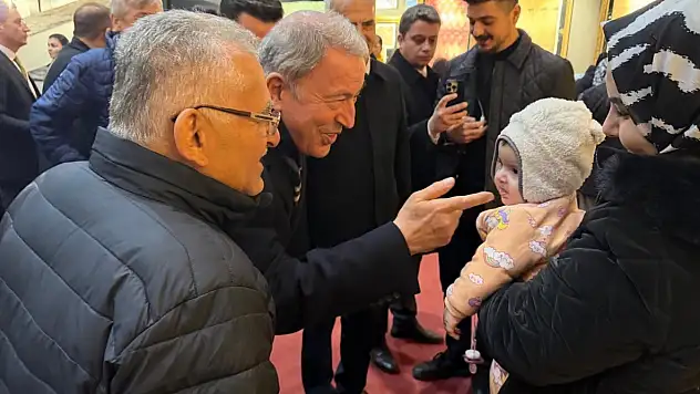 Başkan Büyükkılıç, Kutsal Emanetler ve Vakıf Eserleri Sergisi'nde vatandaşla bir araya geldi