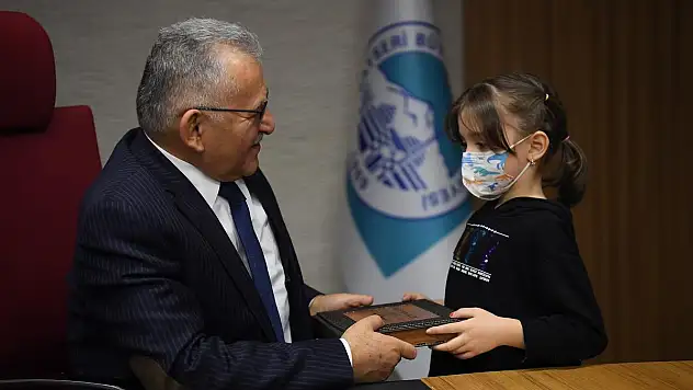 BAŞKAN BÜYÜKKILIÇ, MİNİK MİSAFİRLERİNİ AĞIRLADI