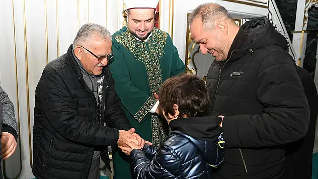 Başkan Büyükkılıç, Sabah namazında vatandaşlarla buluştu