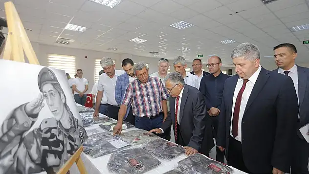 BAŞKAN BÜYÜKKILIÇ ŞEHİT EMANETLERİ SERGİSİNİ GEZDİ