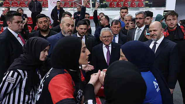 Başkan Büyükkılıç'tan bilek güreşi şampiyonlarına ziyaret