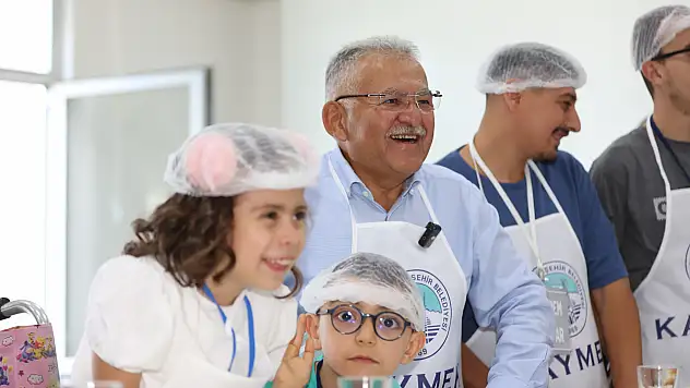 Başkan Büyükkılıç'tan özel çocuklarla hamburger etkinliği