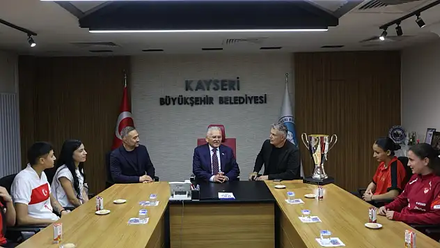 Başkan Büyükkılıç'tan Süper Lig'e Yükselen Kadın Futbol Takımına Tebrik