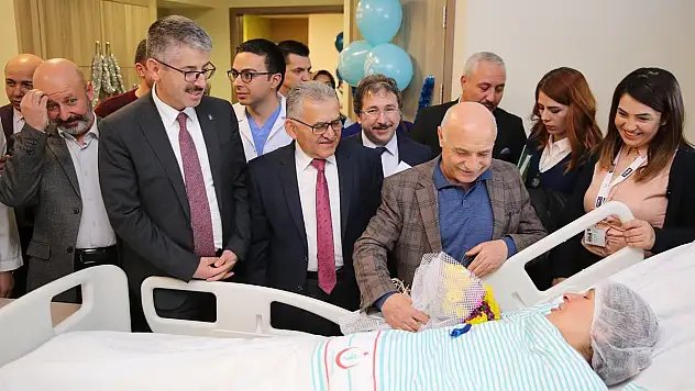 Başkan Büyükkılıç  Yeni Yılın İlk Bebeğine  'Altın Takıp İsim Verdi'