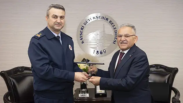 BAŞKAN BÜYÜKKILIÇ'A GARNİZON KOMUTANI TAŞAN'DAN ANLAMLI HEDİYE