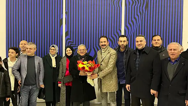 BAŞKAN BÜYÜKKILIÇ'A İSTANBUL HAVALİMANI'NDA SÜRPRİZ KARŞILAMA