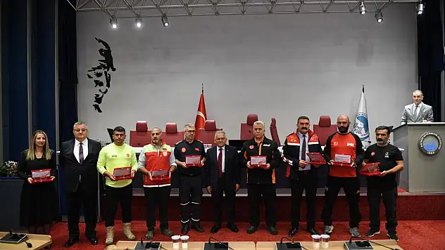 Başkan Büyükkılıç'tan afetin isimsiz kahramanlarına plaket