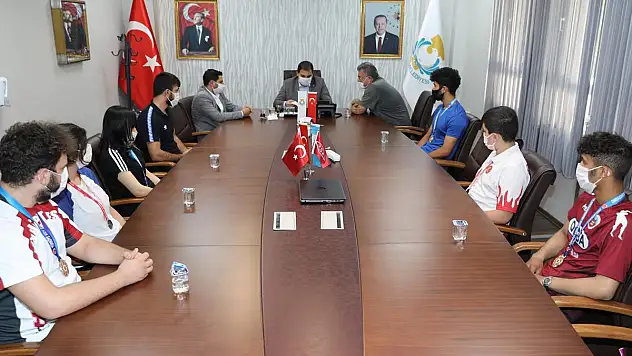 BAŞKAN CANPOLAT ŞAMPİYONLARI MİSAFİR ETTİ
