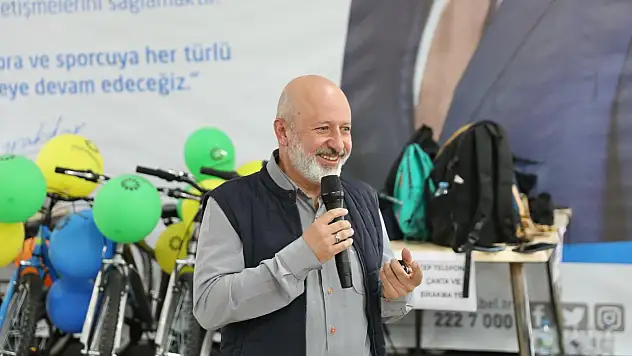 Başkan Çolakbayrakdar, 23 Nisan satranç turnuvası ödül töreni'ne katıldı