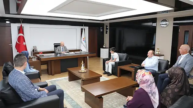 BAŞKAN ÇOLAKBAYRAKDAR, BAŞARILI ÖĞRENCİLERİ ÖDÜLLENDİRDİ