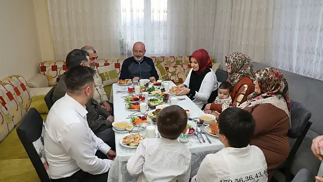 Başkan Çolakbayrakdar çölyaklı ailenin iftar sofrasına konuk oldu