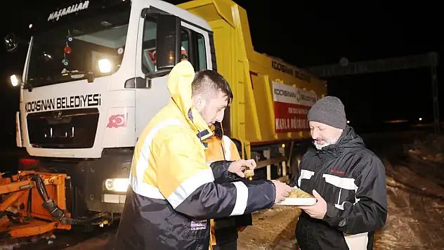 BAŞKAN ÇOLAKBAYRAKDAR'DAN GECE BOYU KAR MESAİSİ