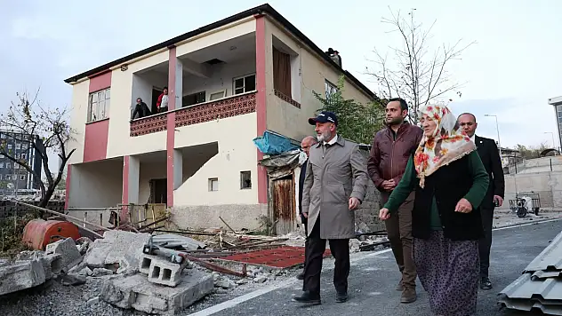 Başkan Çolakbayrakdar, Dudu teyzenin hayır duasını aldı