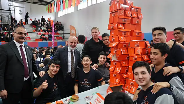 Başkan Çolakbayrakdar Gençlerle Kocaburger Sohbetinde Buluştu