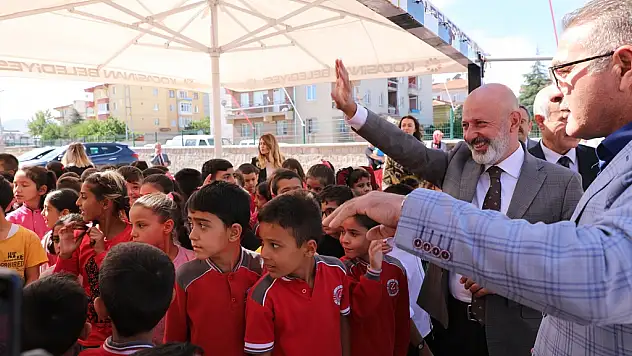 Başkan Çolakbayrakdar, İlk Ders Zilinde Öğrencilerle Birlikteydi