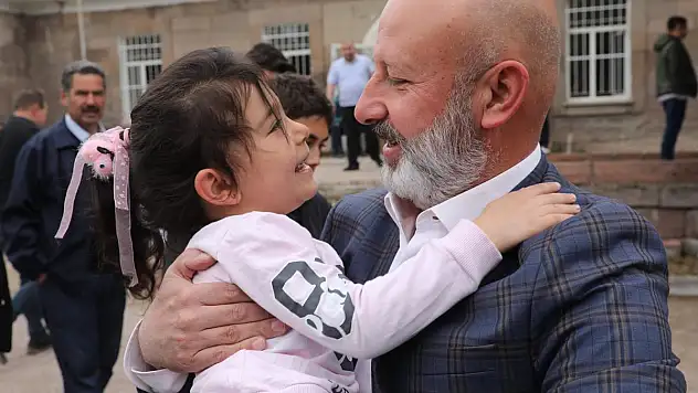 BAŞKAN ÇOLAKBAYRAKDAR'IN ÇOCUK SEVGİSİ
