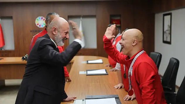 Başkan Çolakbayrakdar Şampiyon Sporcuları Ağırladı