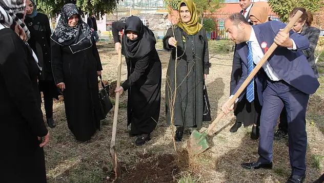 BAŞKAN EŞİ BETÜL BEYAZGÜL, ENGELLİ ÖĞRENCİLERLE AĞAÇ DİKTİ