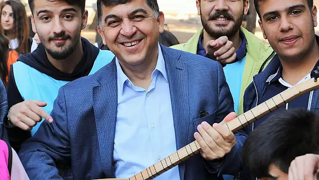 Başkan Fadıloğlu, Gençlerle Çay Sohbetinde Buluştu