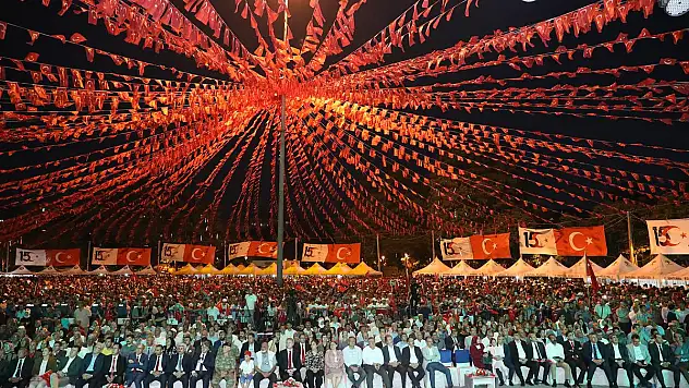 BAŞKAN FADILOĞLU, HALKLA BİRLİKTE DEMOKRASİ NÖBETİ TUTTU