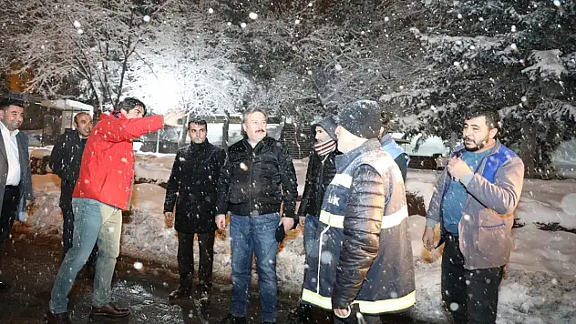 BAŞKAN, GECE ÇALIŞMALARA KATILDI, YOLLARI TEMİZLEDİ