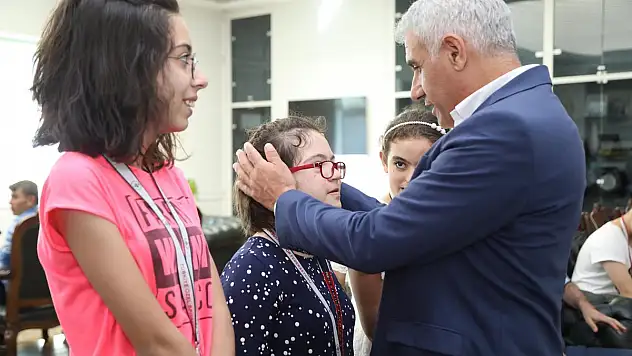BAŞKAN GÜDER, ŞAMPİYONALARDA DERECE YAPAN ÖZEL SPORCULARLA BİR ARAYA GELDİ