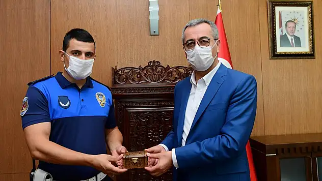 Başkan Güngör'den Zabıta Memuru Enes  Doğan'a ödül