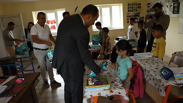 Başkan İlmek'ten öğrencilere kırtasiye desteği