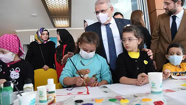 Başkan Mahçiçek Lösemili Çocuklarla Mutluluğun Resmini Yaptı