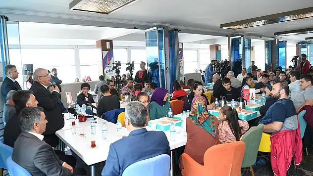 Başkan Mahçiçek'ten, Özel Eğitim Öğrencilerine Kahvaltı