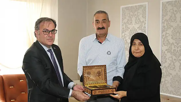 BAŞKAN ÖZDOĞAN VE KAYMAKAM SEZEN'DEN ŞEHİT AİLELERİNE  BAYRAM ZİYARETİ