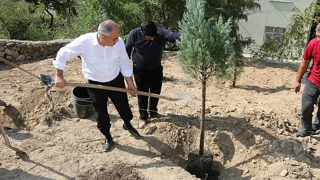 BAŞKAN ÖZTÜRK AĞAÇLANDIRMA ÇALIŞMASINA KATILDI