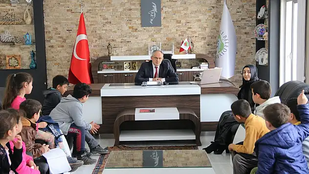 BAŞKAN ÖZTÜRK ÇOCUKLARA BELEDİYECİLİĞİ ANLATTI