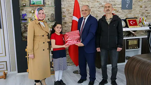 BAŞKAN ÖZTÜRK KOLTUĞUNU MİNİK ÇOCUKLARA DEVRETTİ