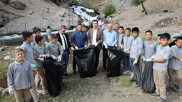 BAŞKAN ÖZTÜRK ÖĞRENCİLERLE BİRLİKTE ÇEVRE TEMİZLİĞİ YAPTI