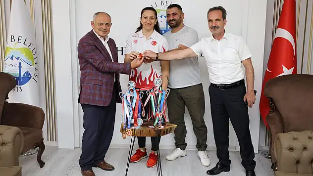 BAŞKAN ÖZTÜRK ŞAMPİYON SPORCUYU ÖDÜLLENDİRDİ