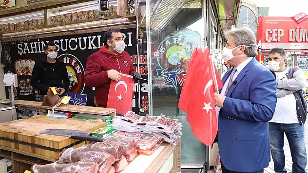 BAŞKAN PALANCIOĞLU, 23 NİSAN İÇİN BAYRAK DAĞITTI