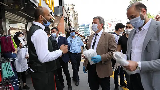 BAŞKAN PALANCIOĞLU, ESNAF VE VATANDAŞLARA MASKE DAĞITTI