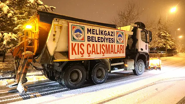 Başkan Palancıoğlu, karla mücadelede sahada