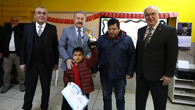 Başkan Palancıoğlu öğrencilerin karne sevincine ortak oldu