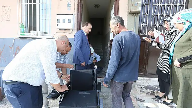 BAŞKAN ŞAHİN'DEN, ENGELLİ ÇİFTE TEKERLEKLİ SANDALYE YARDIMI