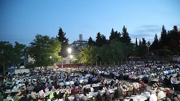 BAŞKAN ŞAHİN, YAVUZELİLERLE İFTARINI AÇTI
